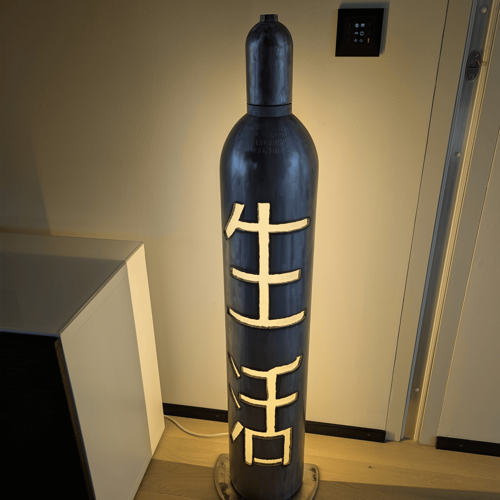 Individualisierbare Stehlampe Kanji Cylinder kaufen – warmes Licht