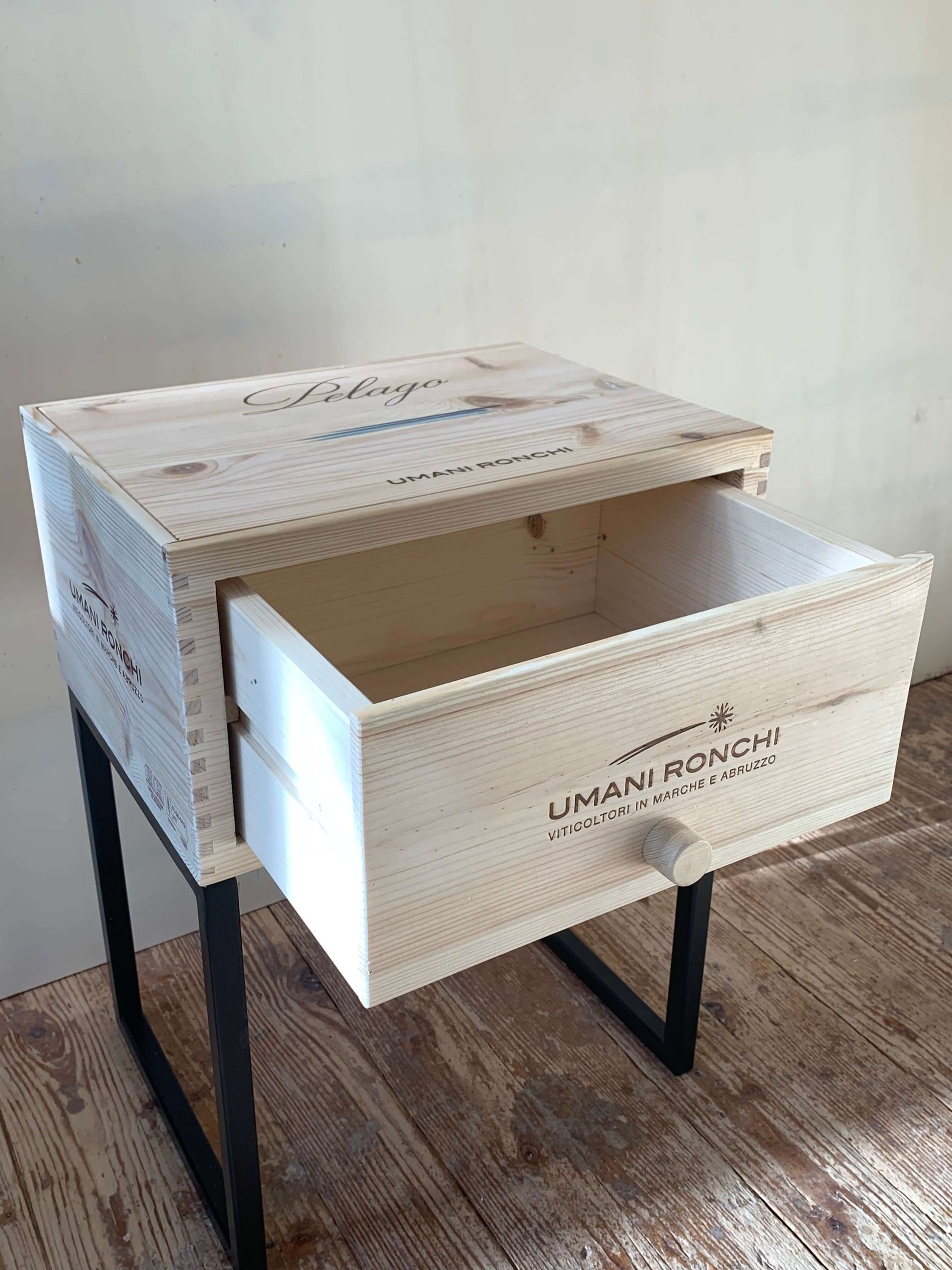 Beistelltisch aus Weinkiste mit Schublade kaufen – Detail Holzstruktur