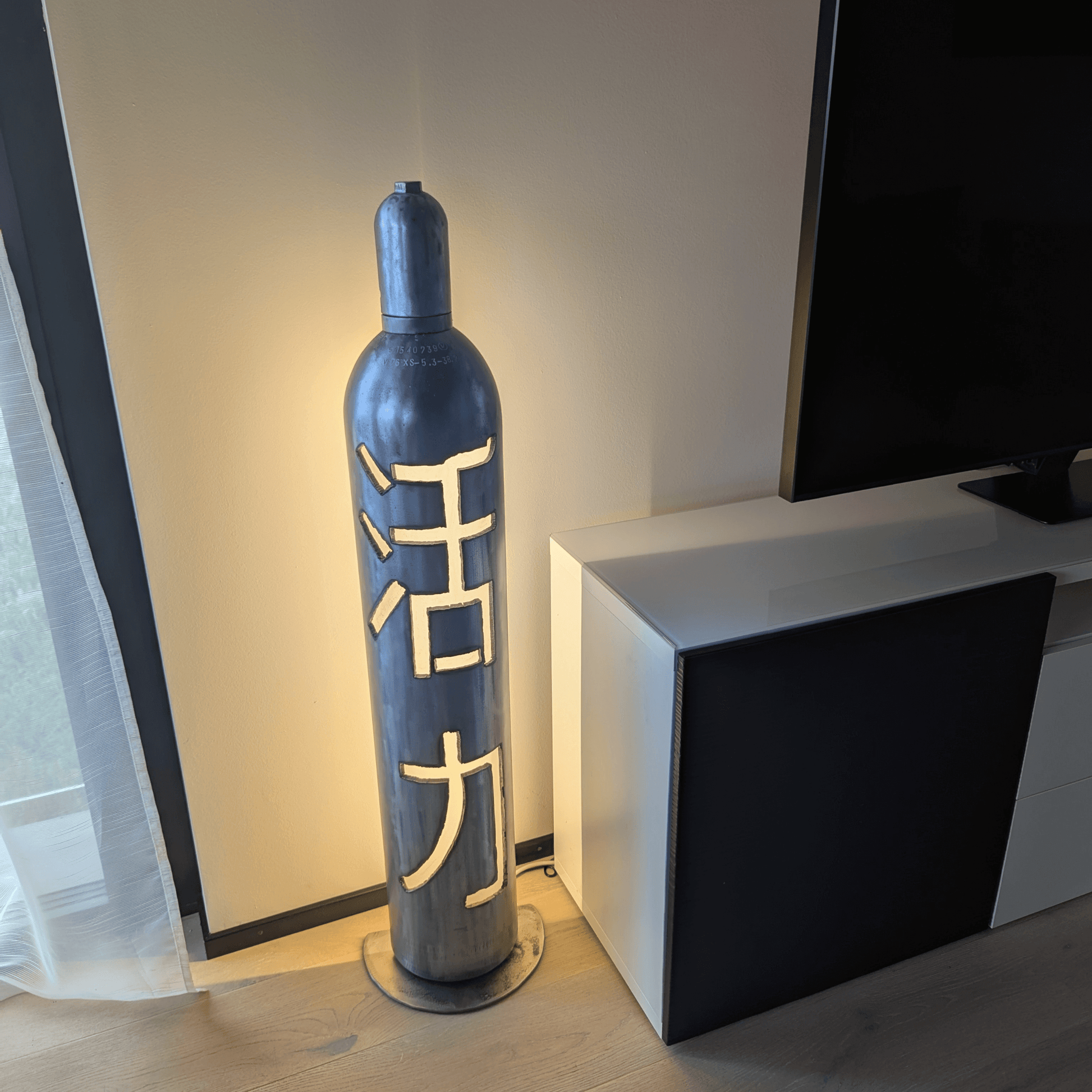 Individualisierbare Stehlampe Kanji Cylinder kaufen – Detailaufnahme