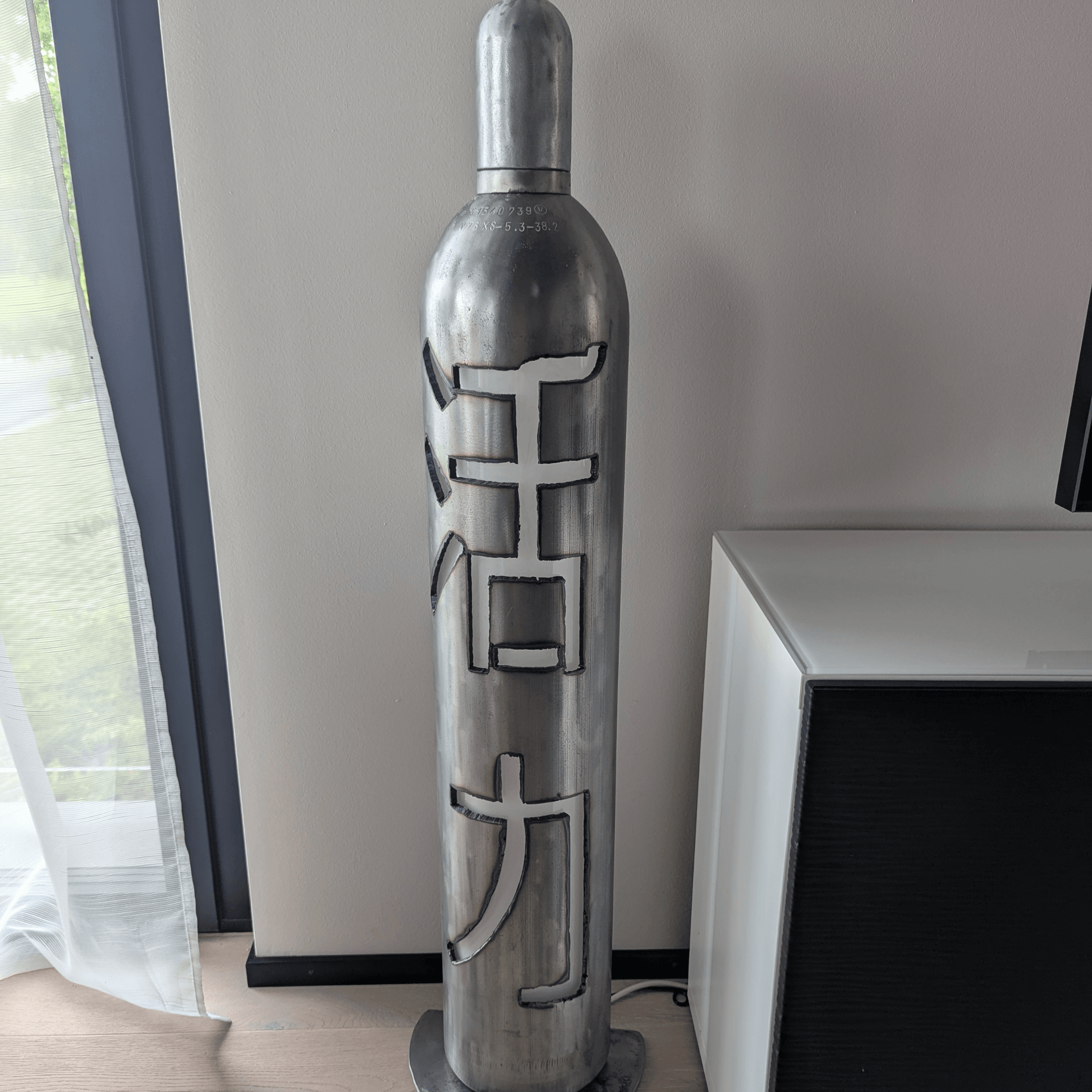 Individualisierbare Stehlampe Kanji Cylinder kaufen – moderne Stehlampe mit Kanji-Zeichen und zylindrischer Form.