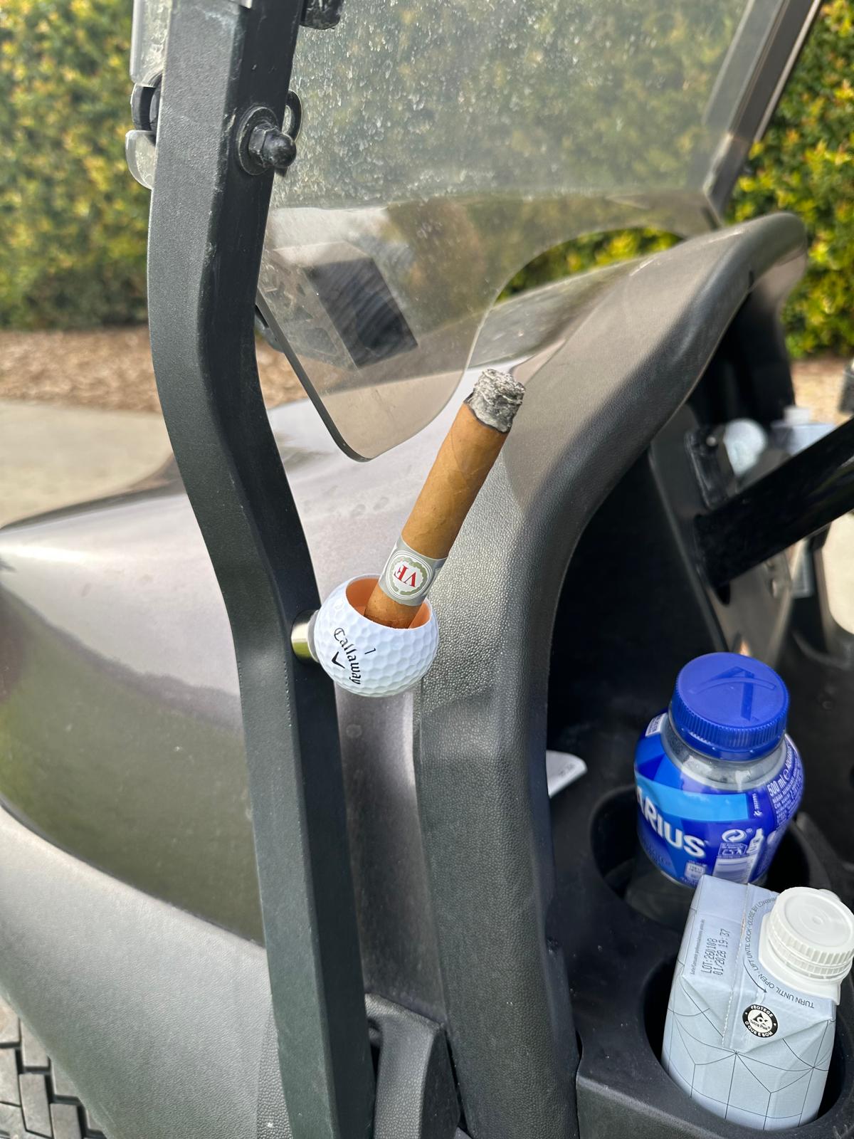 Golfball Zigarrenhalter Set mit Zigarre am Golfwagen, praktisches Golfer Geschenk.