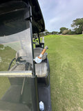Golfball Zigarrenhalter Set auf einem Golfcart auf dem Platz, ideal für Golfer und Zigarrenliebhaber.