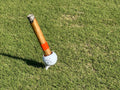Golfball Zigarrenhalter Set mit Zigarre auf einem Tee im Rasen – perfektes Geschenk für Golfer.