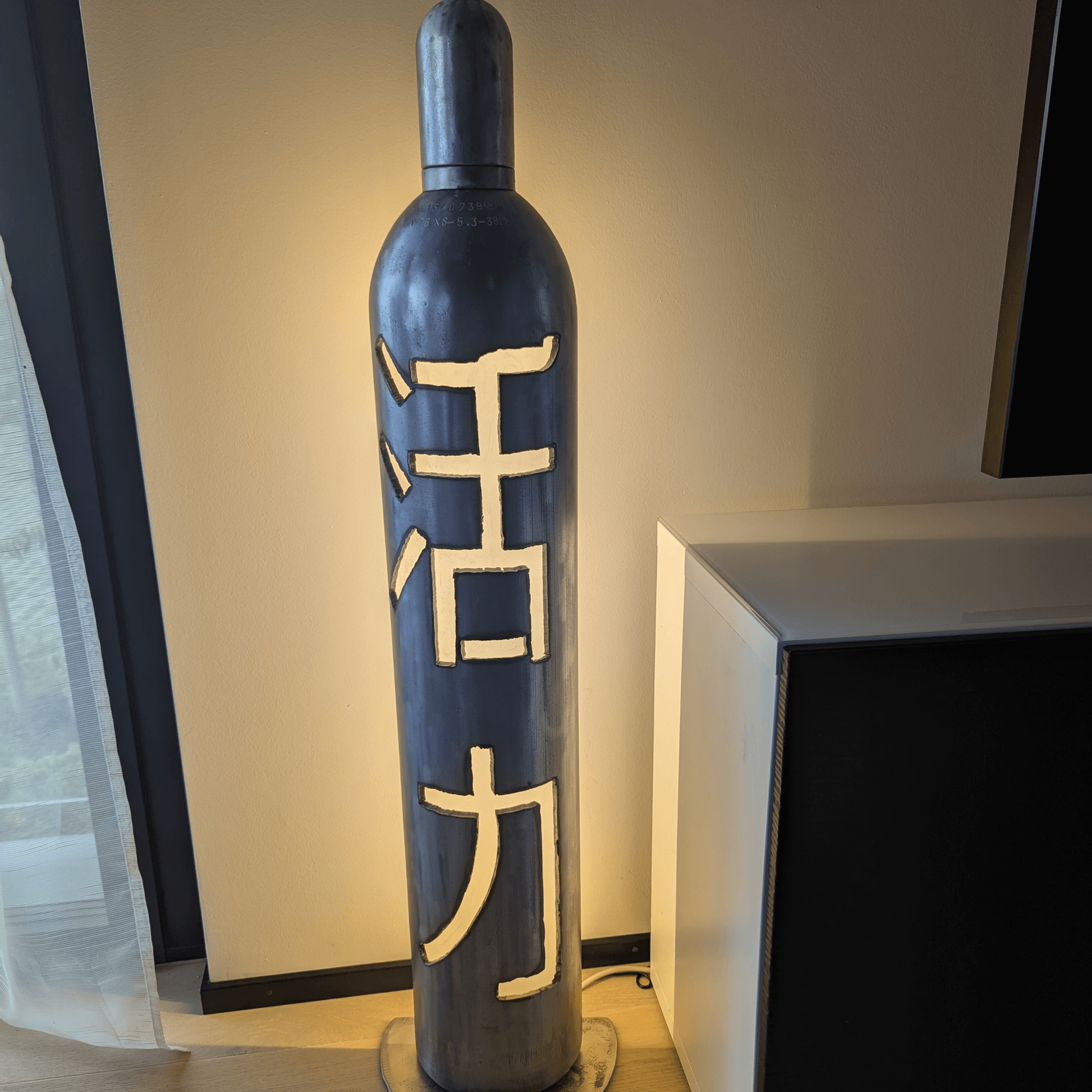 Individualisierbare Stehlampe Kanji Cylinder kaufen – personalisierte Gravur