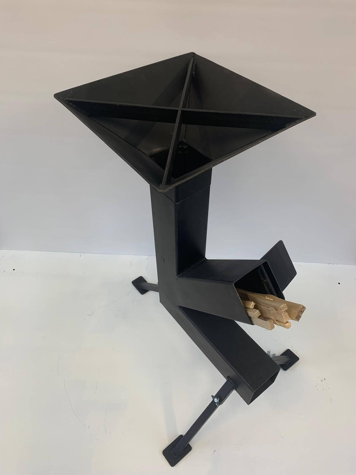 Raketenofen Rocket Flame mit Kochtopf